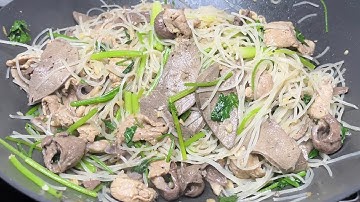 Dì Tư chia sẻ bí quyết xào hủ tiếu không dính chùm