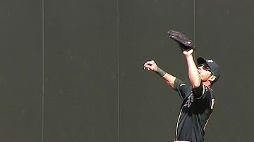 OAK@SEA: Reddick jumps to make catch at the track