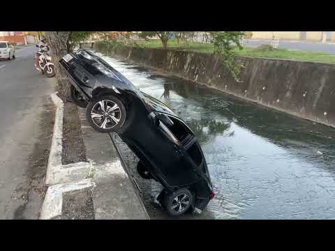 Vídeo: carro é encontrado dentro de canal em Campina Grande