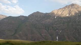 Vuruldu bir uçurum derinliğinde  Yaylada bir seherin serinliğinde