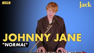 Johnny Jane joue du piano debout sur 