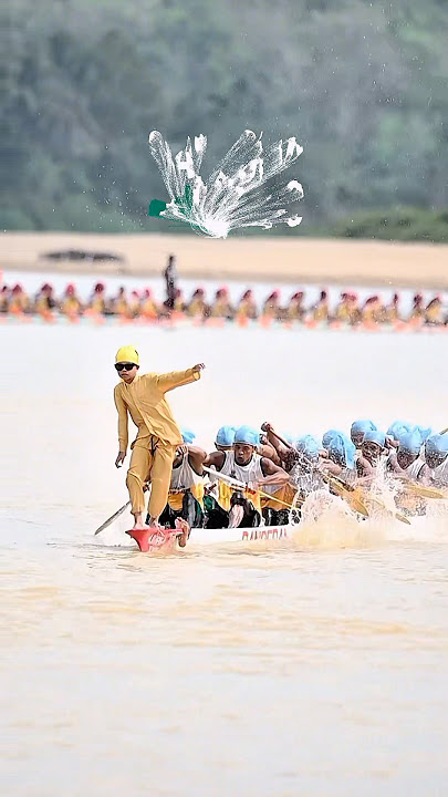 Dua penari ini menjaga keseimbangan agar perahunya tetap melaju #pacujalur #aurafarming #boatdance