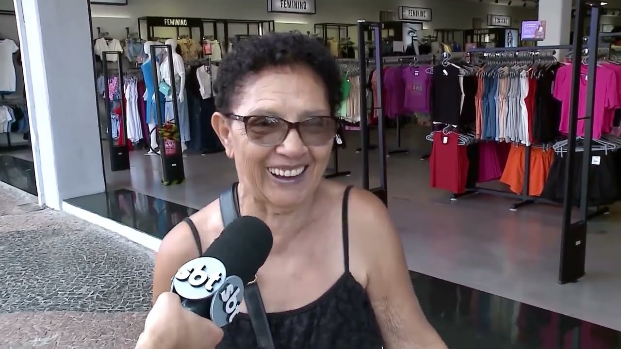 Jogue bem, seja gentil. criança pré-escolar segura cachorro de brinquedo na  bolsa. garoto da escola