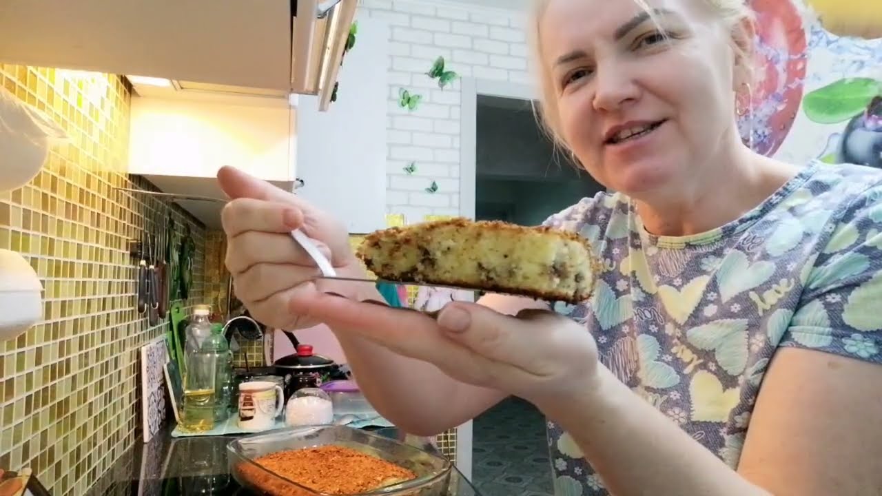 На ужин стейки кеты в духовке и пюре. Испекла манник с шоколадной крошкой и посыпкой сверху. 