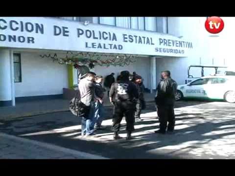 El paro de policÃ­as estatales continuarÃ¡ este viernes, despuÃ©s que la manifestaciÃ³n de los uniformados en la SecretarÃ­a de Finanzas, y AdministraciÃ³n careciÃ³ de respuesta positiva para el movimiento. Los uniformados exigieron la destituciÃ³n del subsecretario de Egresos, David Villa Issa. Pese a los gritos, los servidores pÃºblicos no fueron atendidos por personal de la dependencia. Al final de la tarde, tomaron la caseta de la VÃ­a AtlixcÃ¡yotl y restringieron el paso vehicular, aunque en forma gratuita. En tanto, la SecretarÃ­a de GobernaciÃ³n (Segob) amenazÃ³ con la aplicaciÃ³n de sanciones a los policÃ­as en activo que se sumen al paro en horas laborales. El secretario de GobernaciÃ³n, ValentÃ­n Meneses Rojas, informÃ³ que serÃ¡ hasta los dÃ­as 11 y 12 de enero se cubrirÃ¡ el adeudo a todos los trabajadores del gobierno estatal, como "lo establece la normatividad"