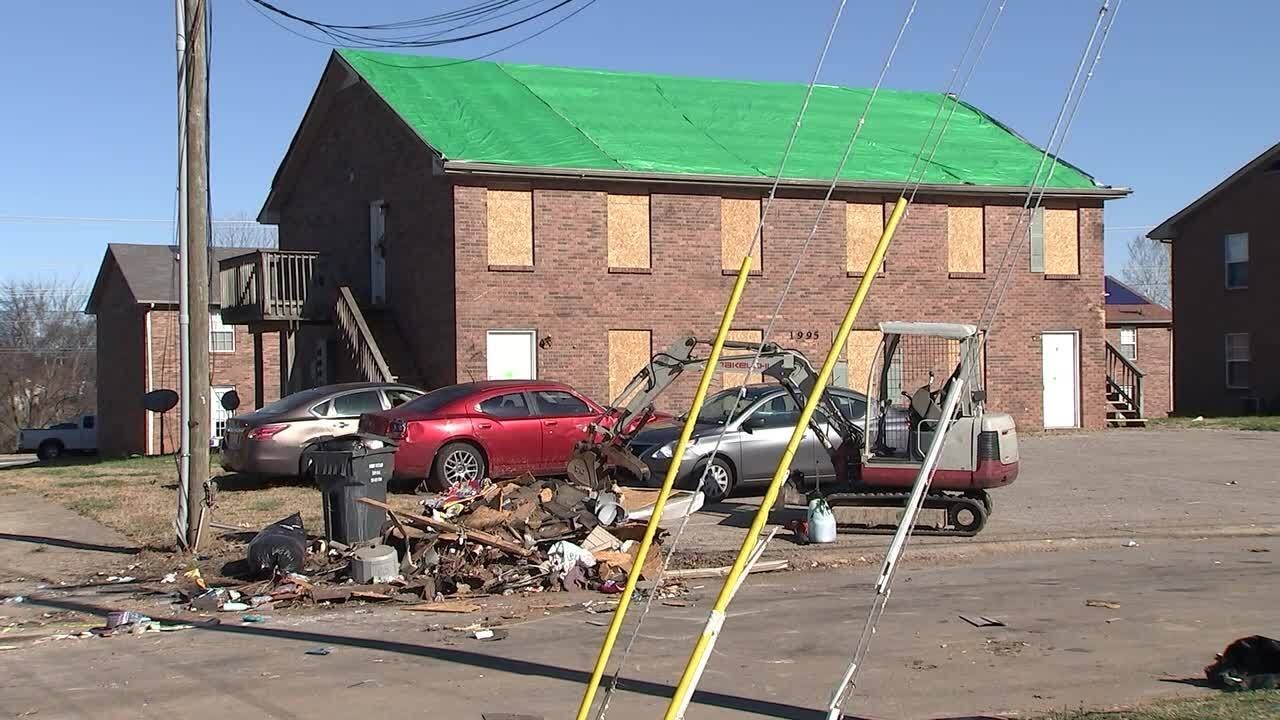 Clarksville community helps tenants forced out of apartment complex ...