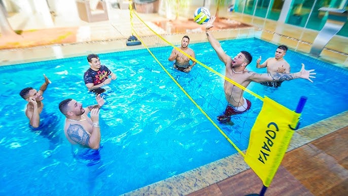 Esporte De Férias De Verão E Pessoas Conceituam Jovens Com Bola Jogando  Voleibol Na Praia. Jogue Bola Sobre Foto de Stock - Imagem de travar,  feriados: 253464682