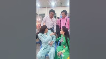 NSND Trọng Phúc ôm NSND Minh Vương thắm thiết cùng NSND Phượng Loan & CVVC Nguyễn Văn Khởi