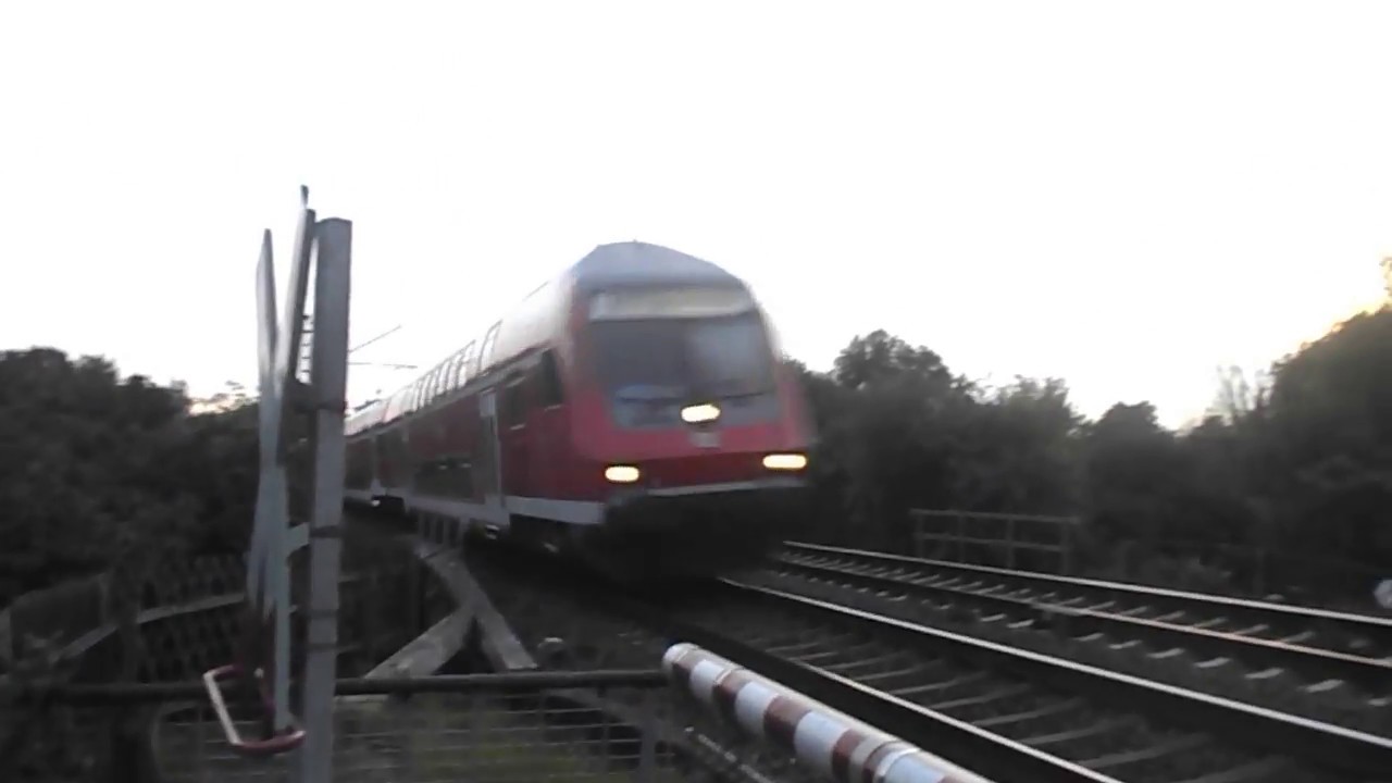 Dostos mit BR 245 an der Anrufschranke Frankfurter Berg