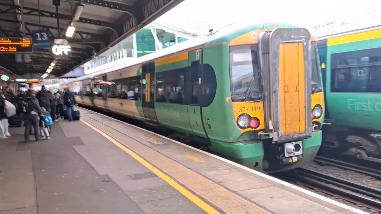 Something southern for a change | London Victoria - Clapham Junction | 377149