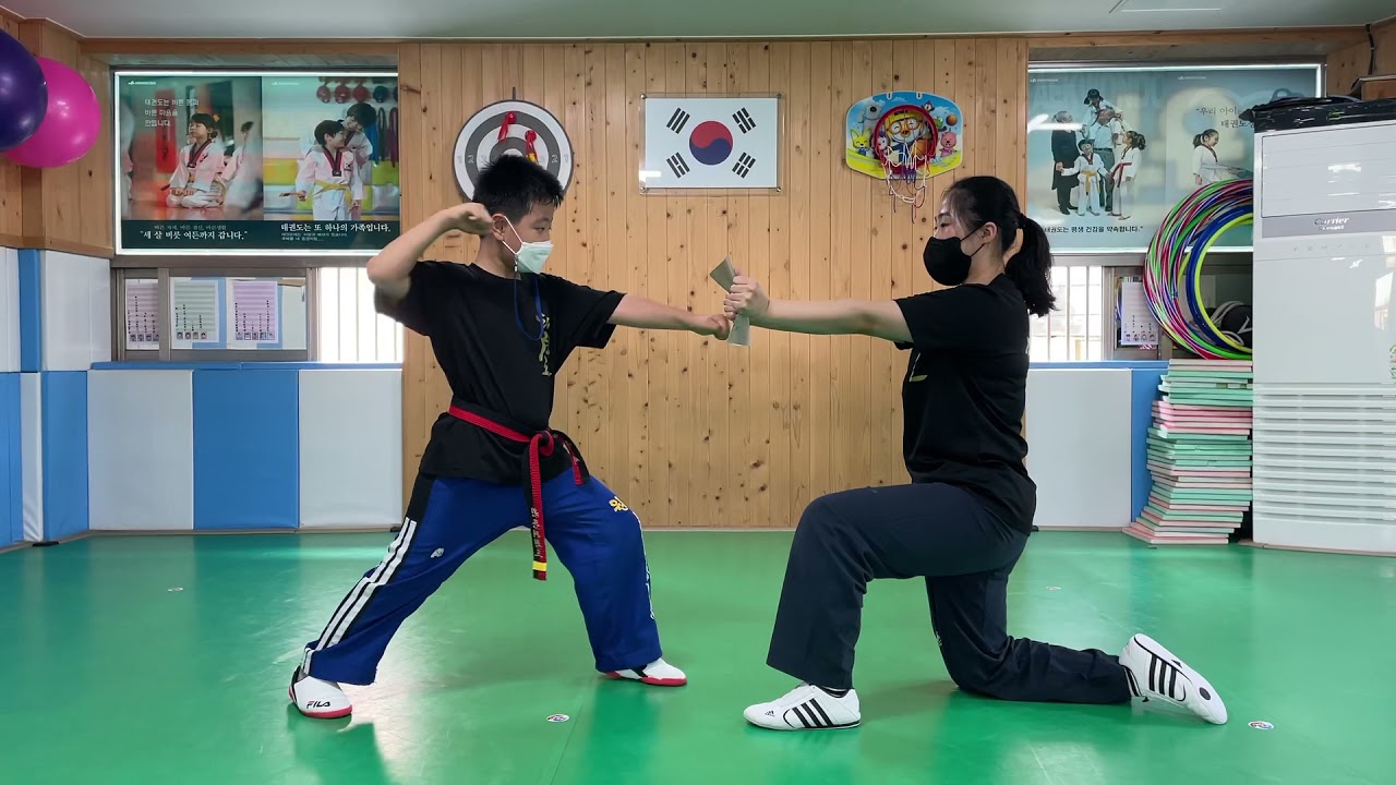 임준서 종이격파 - YouTube