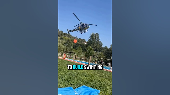 Elicopterul fură apă în piscină