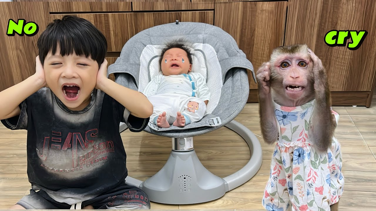 Обезьянки Диана и Рома пытаются всеми способами успокоить плачущего ребенка.