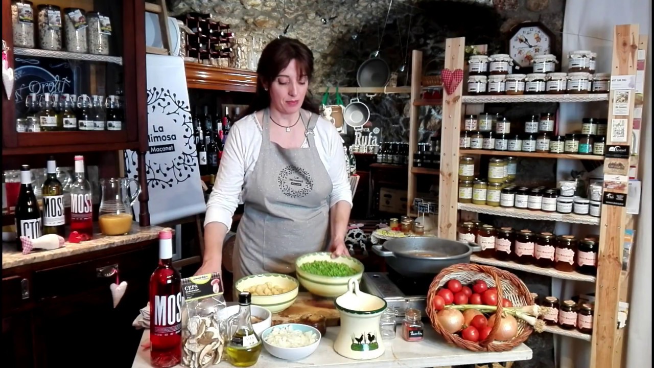 GUISAT DE SÈPIA AMB PÈSOLS I BOLETS