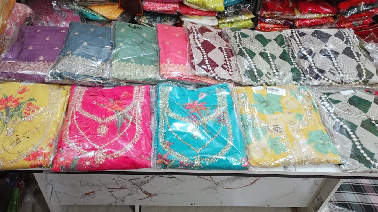 650 में हैंडवर्क सूट संक्रांत स्पैशल खुद कह रही हूं जितना हो सके लुट लो महासेल 