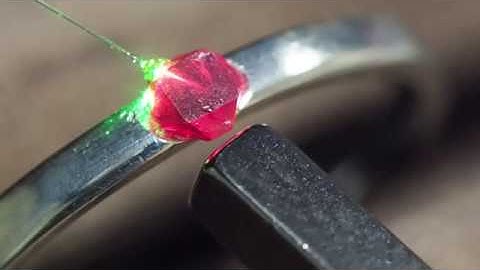Glowing diamond for listening to magnetic fields