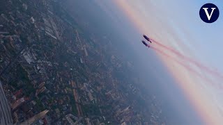 Dos paracaidistas con traje de alas atraviesan el Puente de la Torre de Londres