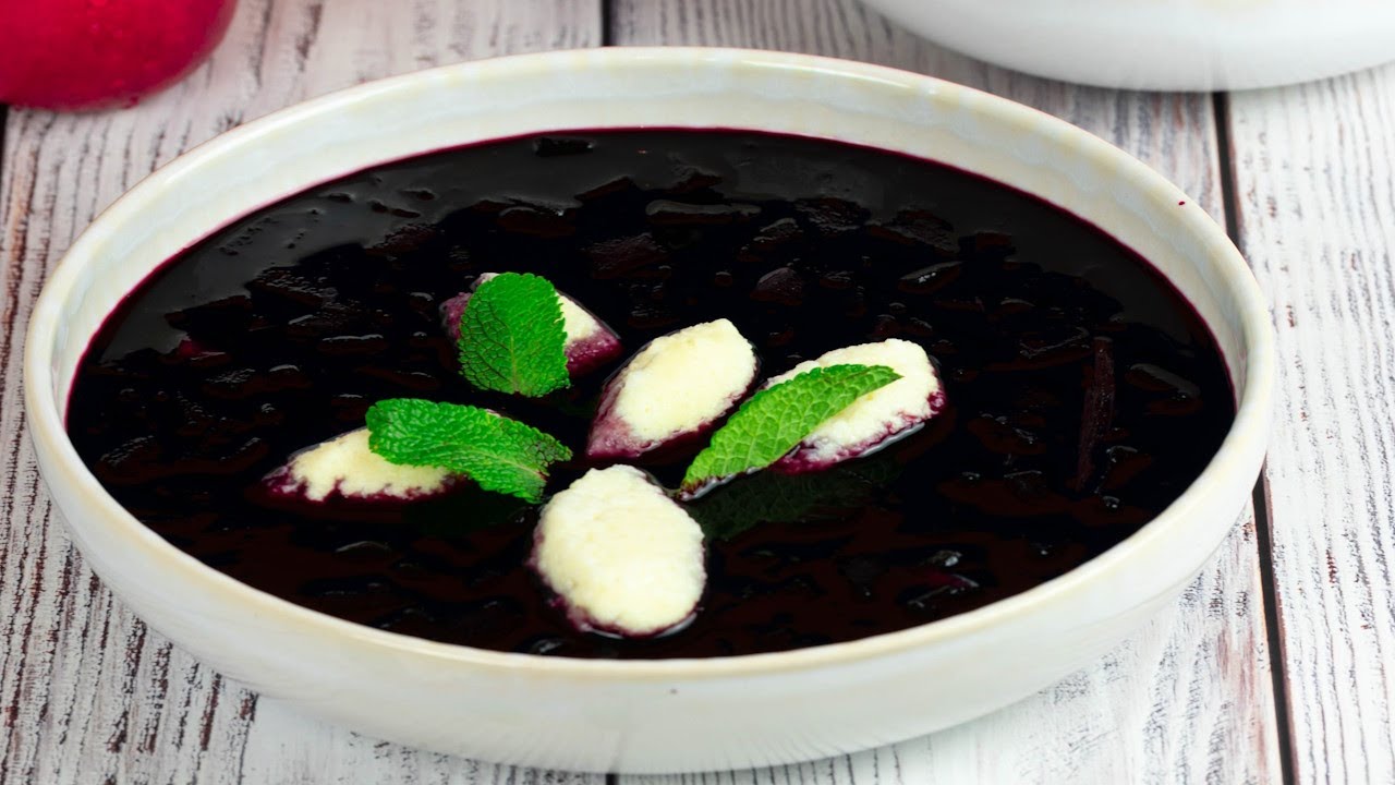 Fliederbeersuppe oder Holunderbeerensuppe mit Grießklößchen ...