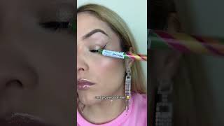 Candy cane eyeliner: so yummy! 🍭🎄