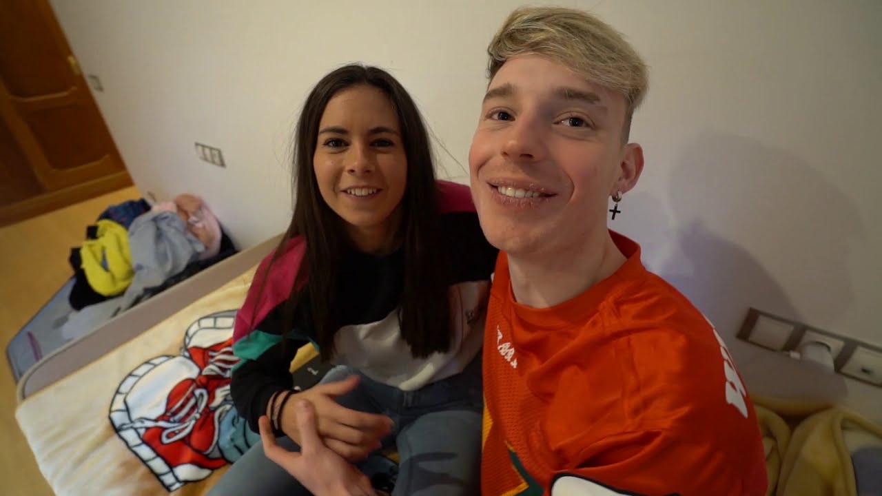 Chicos Y Chicas Que Se Besan En La Boca