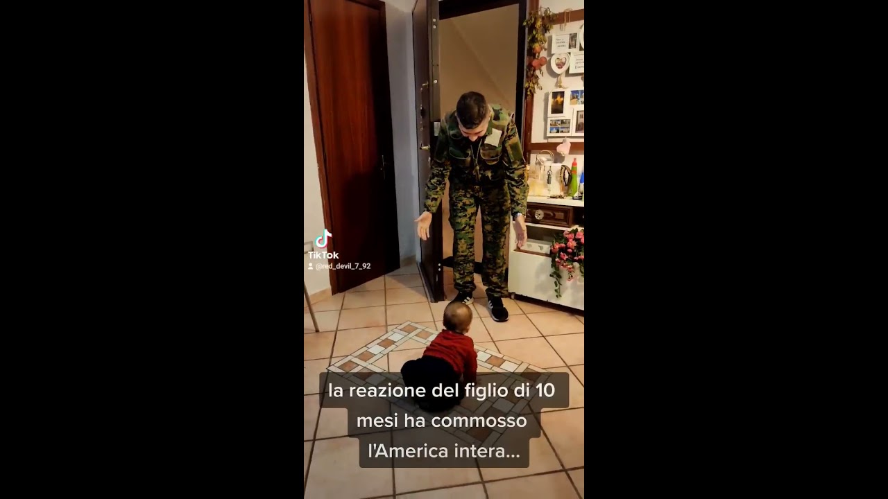 Soldato Torna A Casa Dopo Due Anni La Reazione Del Figlio Di 10 Mesi Ha Commosso Il Web