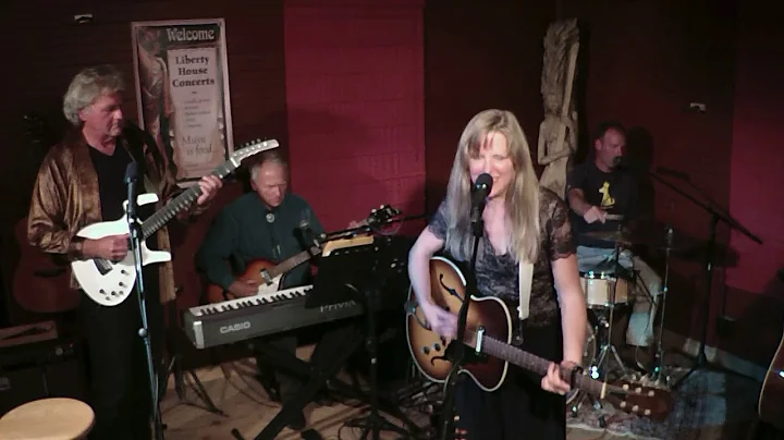 Joyce Andersen performs "The Sound of Hearts"