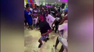 Ap Tubarão da conjugx dança muito e está cada vez mais quente