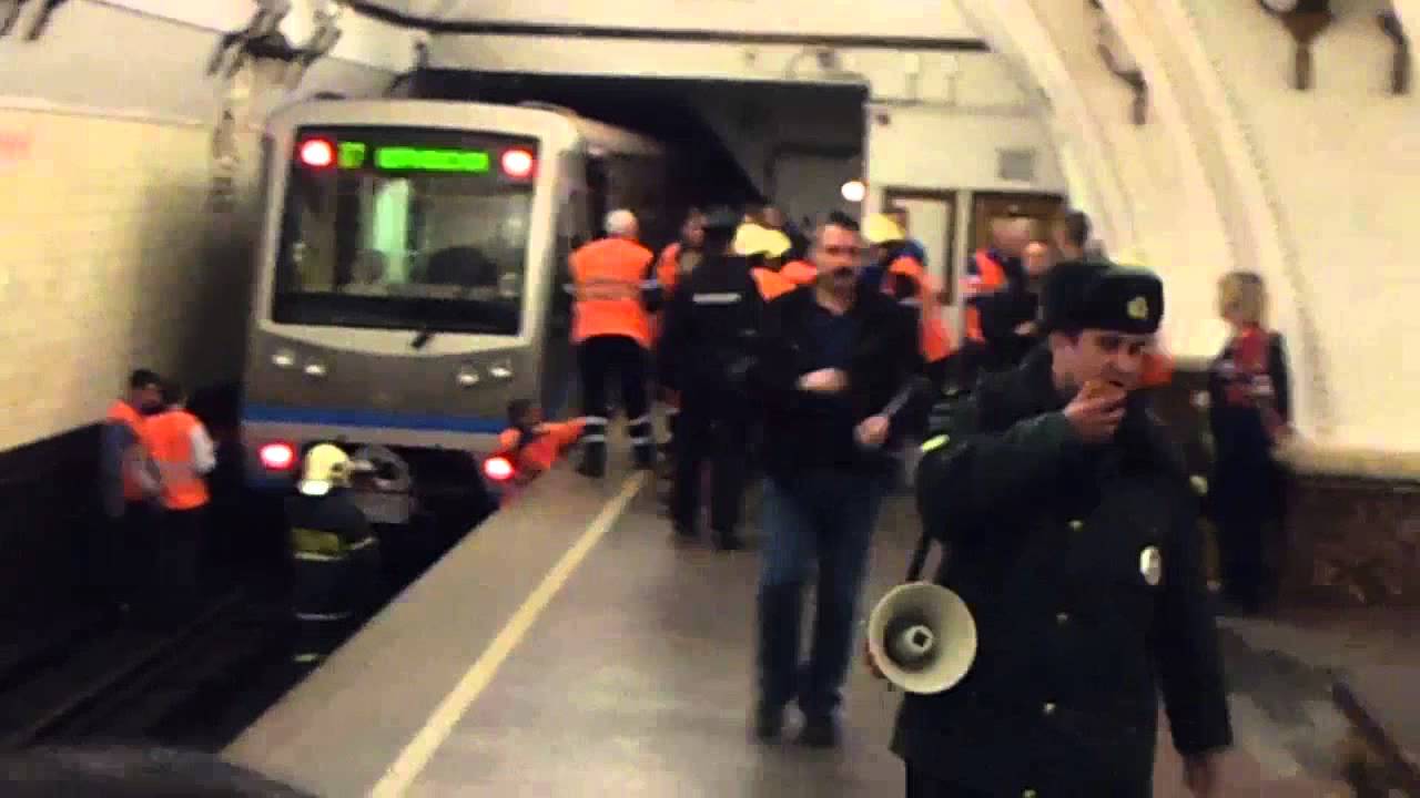 Человек попал под поезд в метро Человек попал под поезд в метро