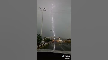 مشهد مُهيب للبرق + تلاوة خاشعة ﴿وَمِن آياتِهِ يُريكُمُ البَرقَ خَوفًا وَطَمَعًا﴾ [الروم: ٢٤]
