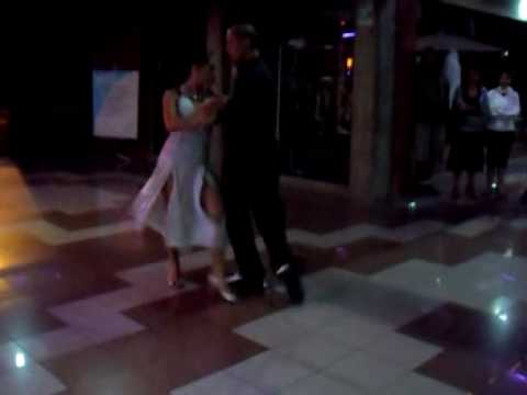 Ebert Morillo y Sofiani Figueroa bailan un tango e...