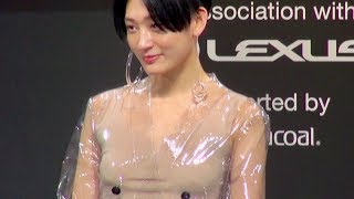 コムアイ、服を着てるんだかなんだか／VOGUE JAPAN Women of the Year 2017
