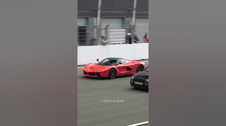 Ferrari Laferrari vs Bugatti Chiron!!