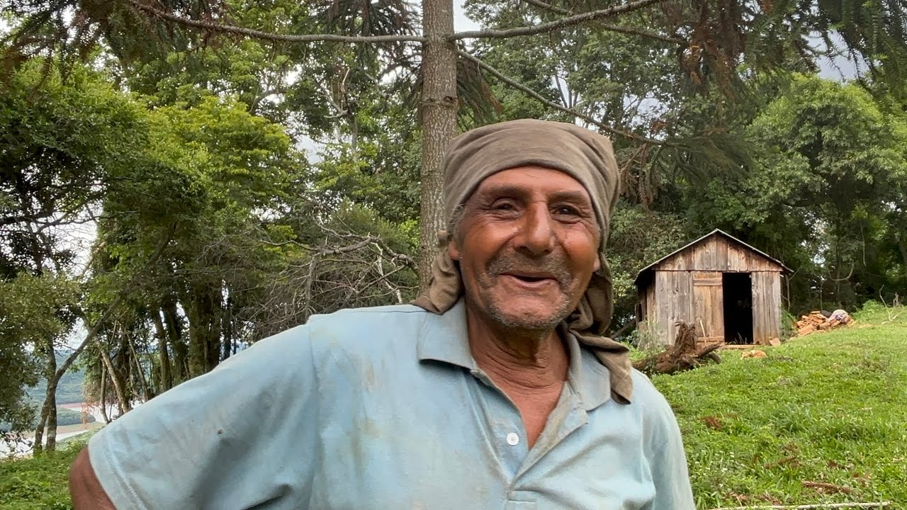 DEIXOU A CIDADE GRANDE PRA VIVER ISOLADO SEM LUZ NO MEIO DO MATO - SEU MARACATU