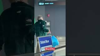 Hit scena na aerodromu: Maca beži od kamera, ceger prebacio preko ramena! #maca