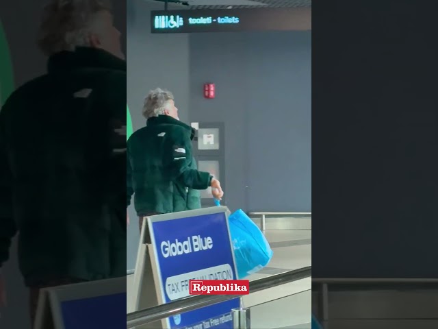 Hit scena na aerodromu: Maca beži od kamera, ceger prebacio preko ramena! #maca