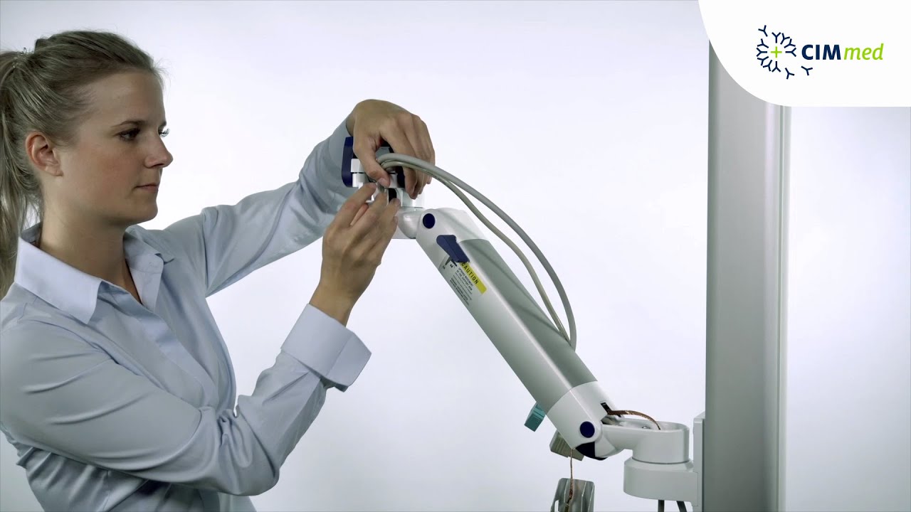 Montage eines Philips IntelliVue MX800 an einen höhenverstellbaren Tragarm