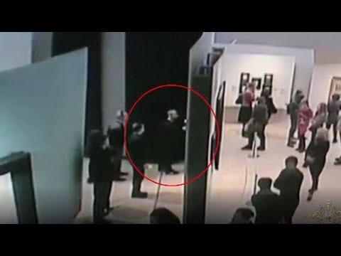 World's most casual heist? Moscow artnapper caught on camera