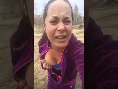 كچێك له داخی موسوڵمانه ڕیشنەكان بەگریانەوە سنگی خۆی ڕوت دەكاتەوە