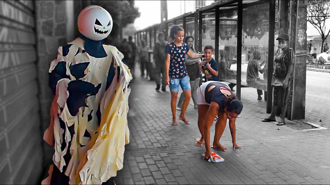 PEGADINHA HALLOWEEN - ASSUSTANDO PESSOAS - Halloween Prank