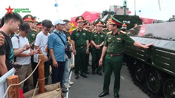 Đại tướng Nguyễn Tân Cương trò chuyện, giới thiệu khái quát với nhân dân về những khí tài quân sự