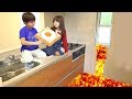 溶岩で目玉焼き？ マグマ  料理 おゆうぎ こうくんねみちゃん floor is lava challenge pretend play make food