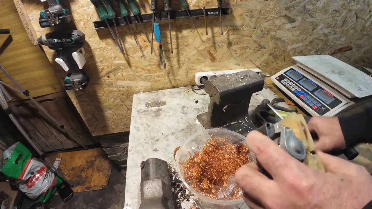 Медный рудник, сделанный из мелких предметов.