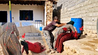 Download Lagu Trying to build a hut: which woman will get it... MP3 Download Lagu Trying to build a hut: which woman will get it... MP3
