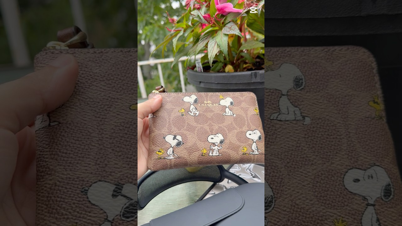 Coach X Peanuts Corner Zip Wristlet✨🤎🥜