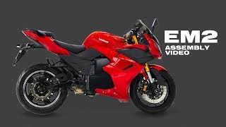 Daymak EM2 Assembly Video | Electric Scooter
Bringing the defining qualities of sports bikes to the ebike world, the EM2 is the product of suggestions and requests from people like you! This ebike is as close to a gas motorcycle as you can get without the emissions, and of course license or registration! The perfect combination of sport and substance the EM2 is one of our largest bikes, with a seat height of 30” and 75” total length. Get the most space for you and a second passenger. It also features a Daymak first a 72V 30AH lead acid battery pack for a range of up to 60 km on a single charge! Couple all this in with premium features such as adjustable front suspension with 5.5” inches of travel, Daymak Drive Bluetooth Controller, hydraulic disc brakes, cruise control and more makes it the hottest ebike of the summer. Get your hands on one today and take the road by storm, a quiet storm!
Click here to learn more: https://daymak.com/em2.html
Follow us on social media:
Facebook: https://www.facebook.com/Daymak.eBikes/
Instagram: https://www.instagram.com/daymakcanada/
Twitter: https://twitter.com/Daymak
Website: www.daymak.com
#daymak #EM2 #electricscooter Daymak EM2 Assembly Video | Electric Scooter