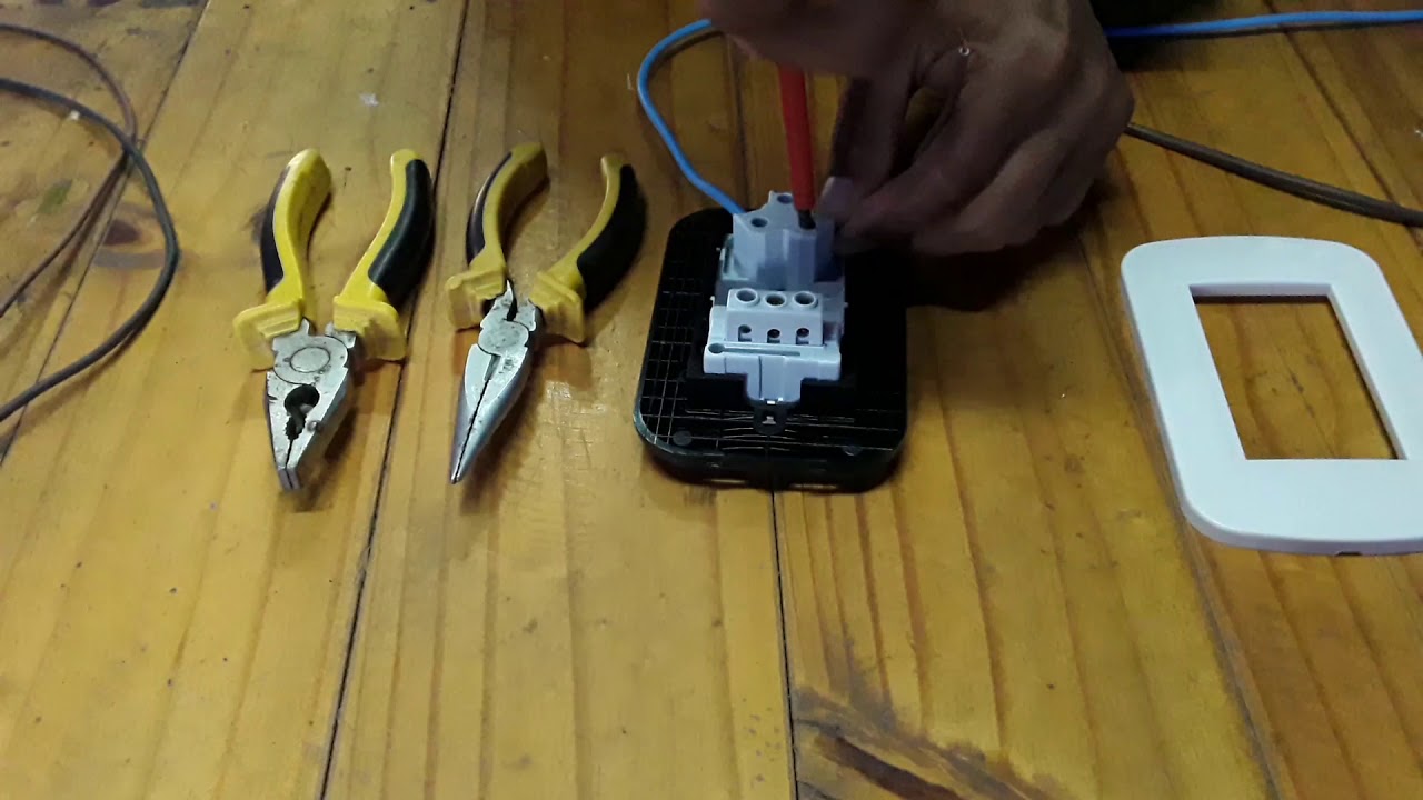 Como instalar un toma corriente con 1 interruptor - YouTube