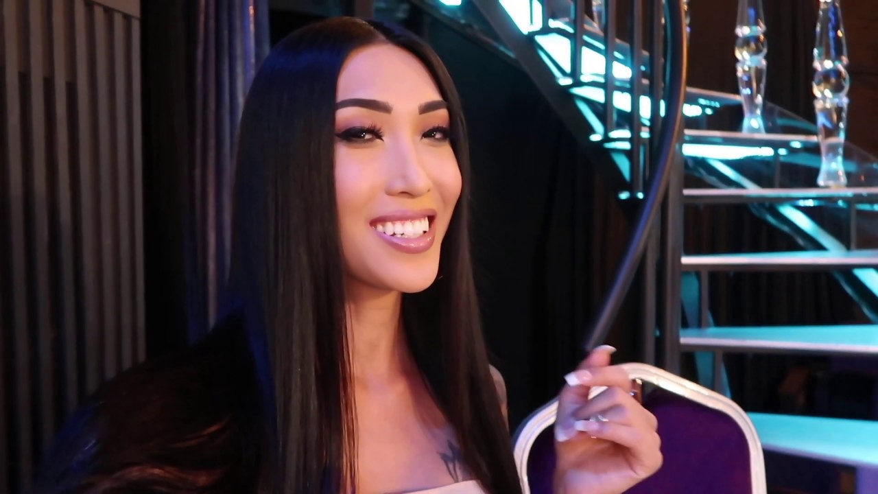 Biri anusni yalaydi, ikkinchisi sikadi Pornografik elementlar bilan retro filmlar