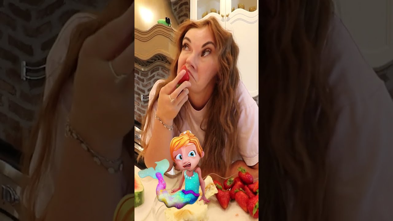 JENNY Becomes A MERMAiD Mermom Delivers Mermaid Treats To The Hungry Birthday Girl 