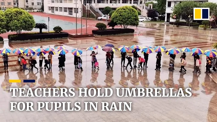 Teachers in China hold umbrellas for pupils in pouring rain - DayDayNews