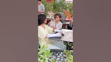 طفلة بلا يدين لا أحد يطعمها ولكن شاهد ماذا فعلت الطفلة الرضيعة صدمت الجميع 